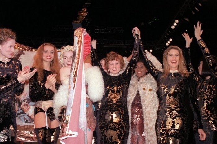 Vivienne Westwood et ses mannequins à la fin de son défilé en 1990