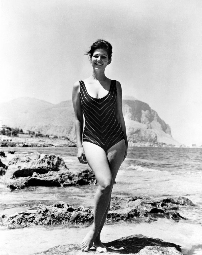 Claudia Cardinale en maillot de bain dans les années 1960