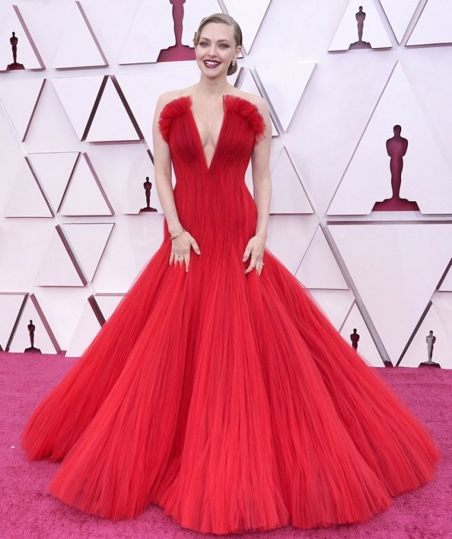 L'actrice Amanda Seyfried splendide dans sa robe rouge Giorgio Armani Privé