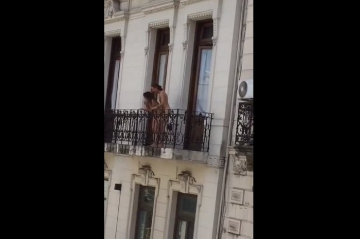 Encore un couple surpris sur un balcon !