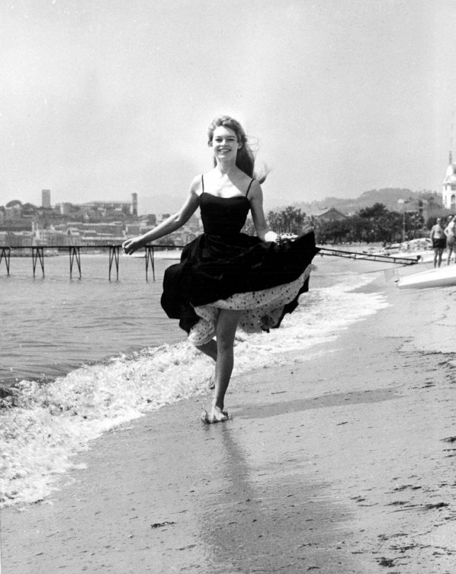 Brigitte Bardot sur la plage cannoise en 1966