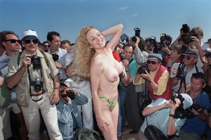 Une femme topless à Cannes en 1995