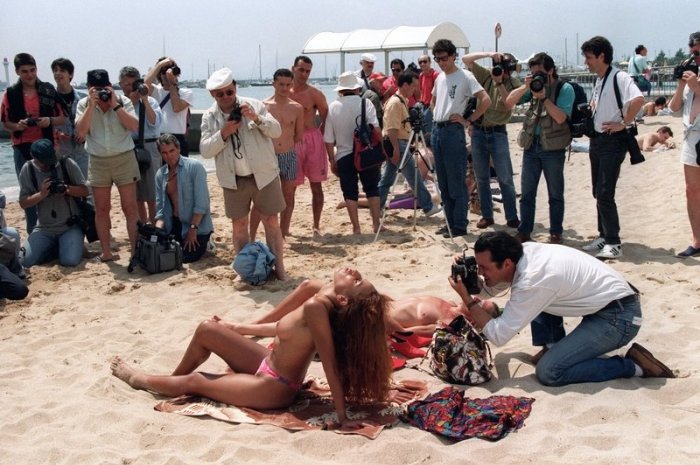 Deux femmes qui bronzent à Cannes en 1993