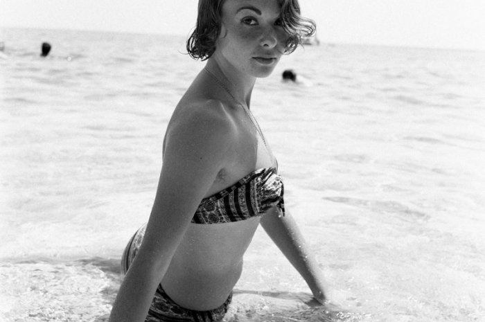 Françoise Arnoul en bikini sur la plage à Capri