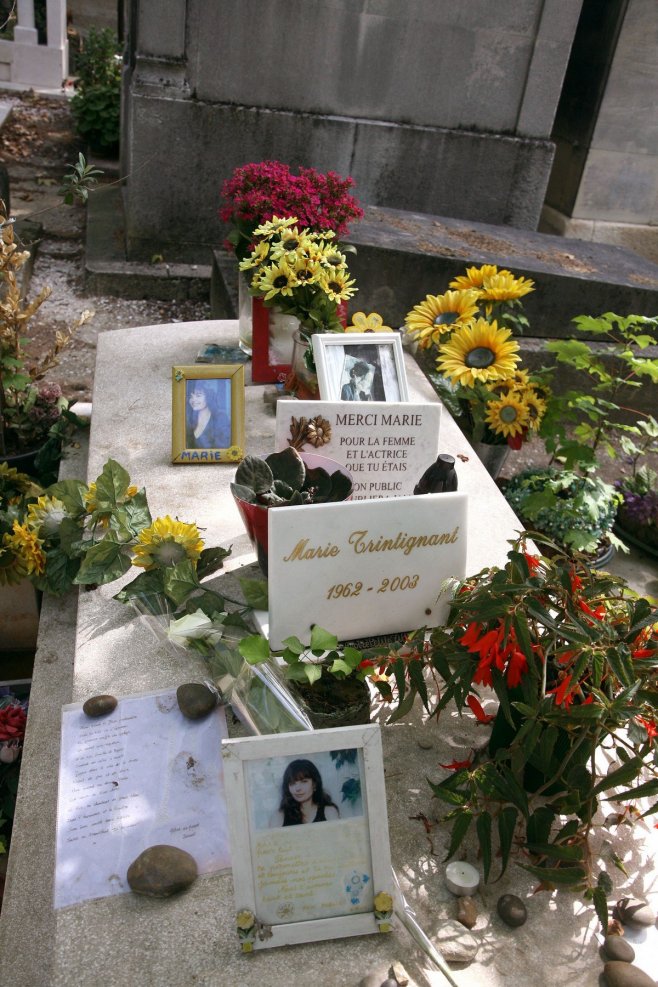 Des fleurs déposées sur sa tombe