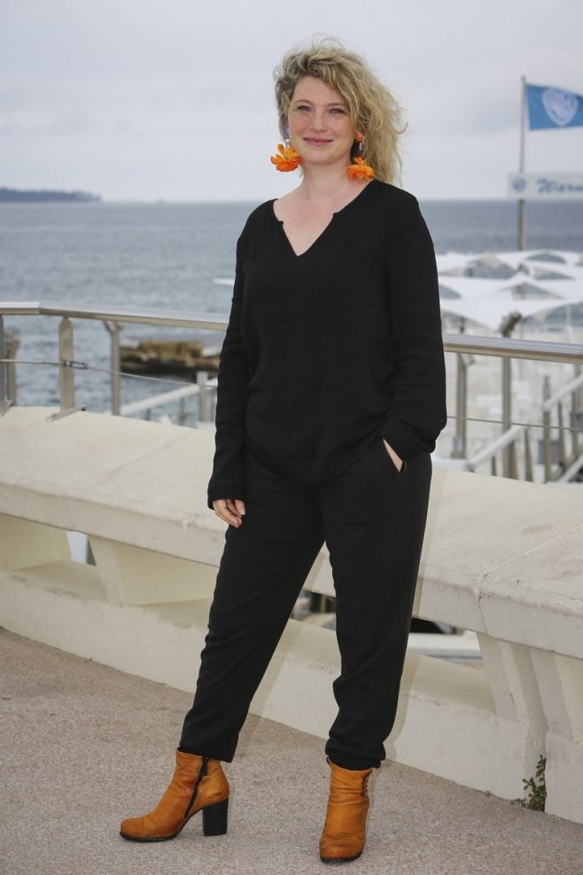 Cécile Bois posant à Cannes en 2016