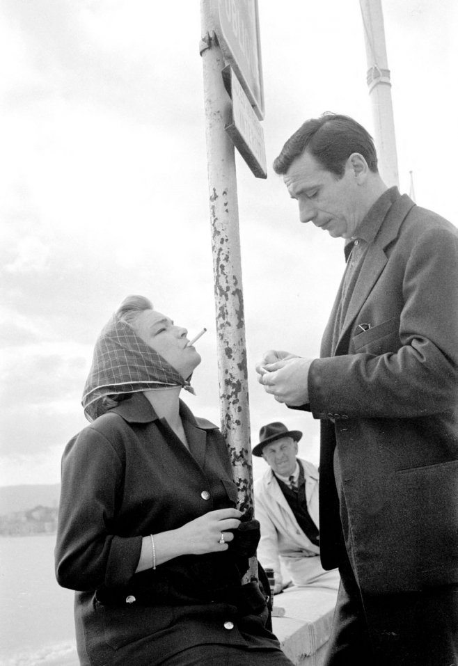 La pause cigarette de Simone Signoret avec Yves Montand en 1959