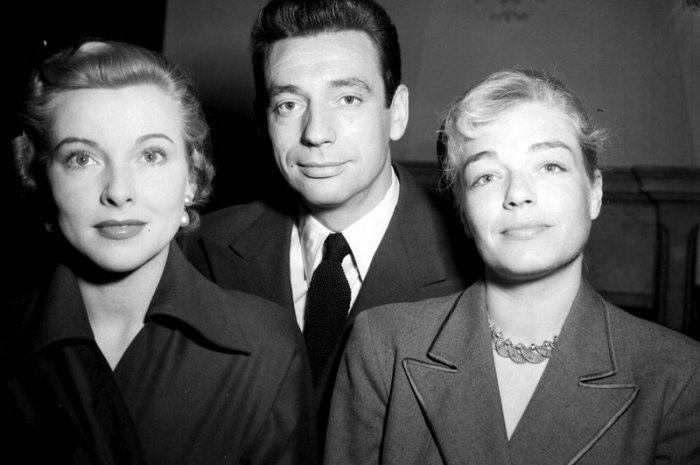 Yves Montand entouré de Danièle Godet et Simone Signoret en 1953