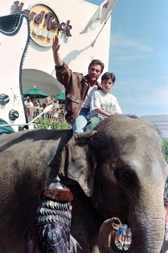 Jean-Claude Van Damme à dos d'éléphant avec son fils en 1996