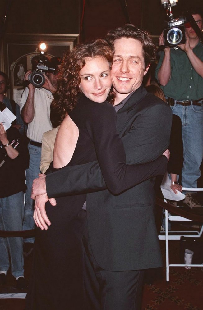 Julia Roberts dans les bras de Hugh Grant en 1999