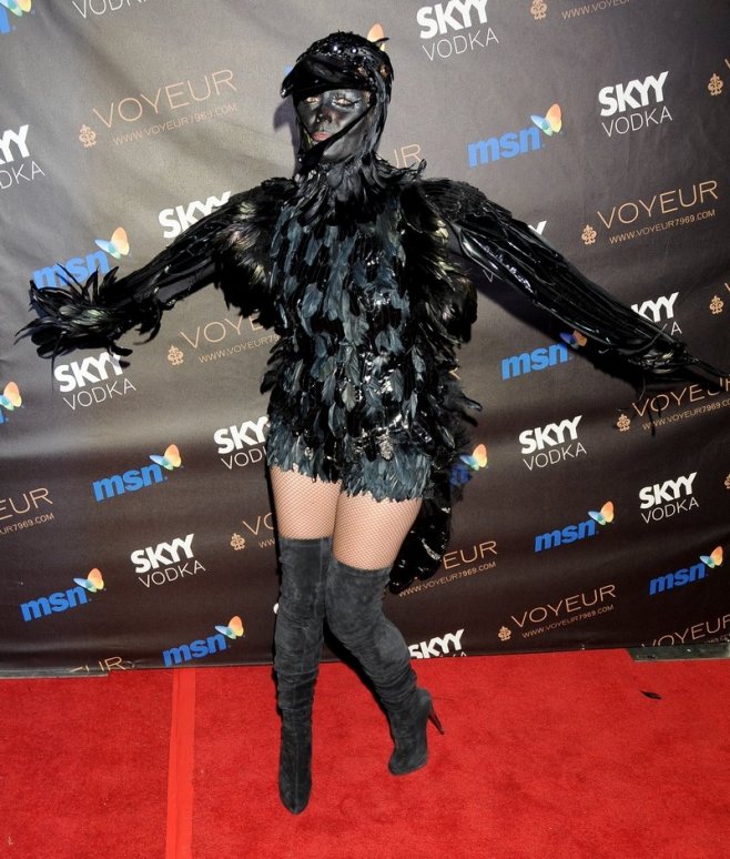 Heidi Klum dévoile son plumage de corbeau
