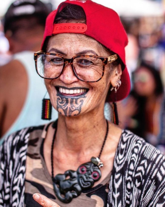 Cette Maori porte le Tā moko, un tatouage traditionnel en Nouvelle Zélande