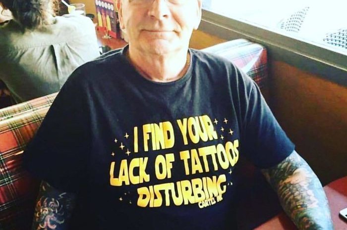 Un homme tatoué et plein d'ironie 