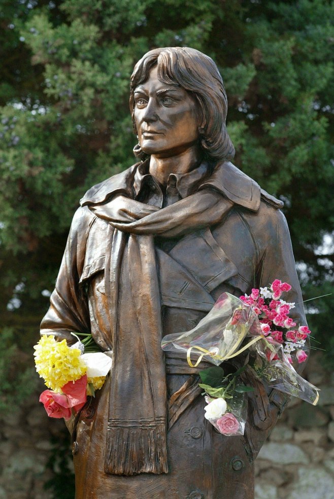 Statue sur la tombe de Claude François