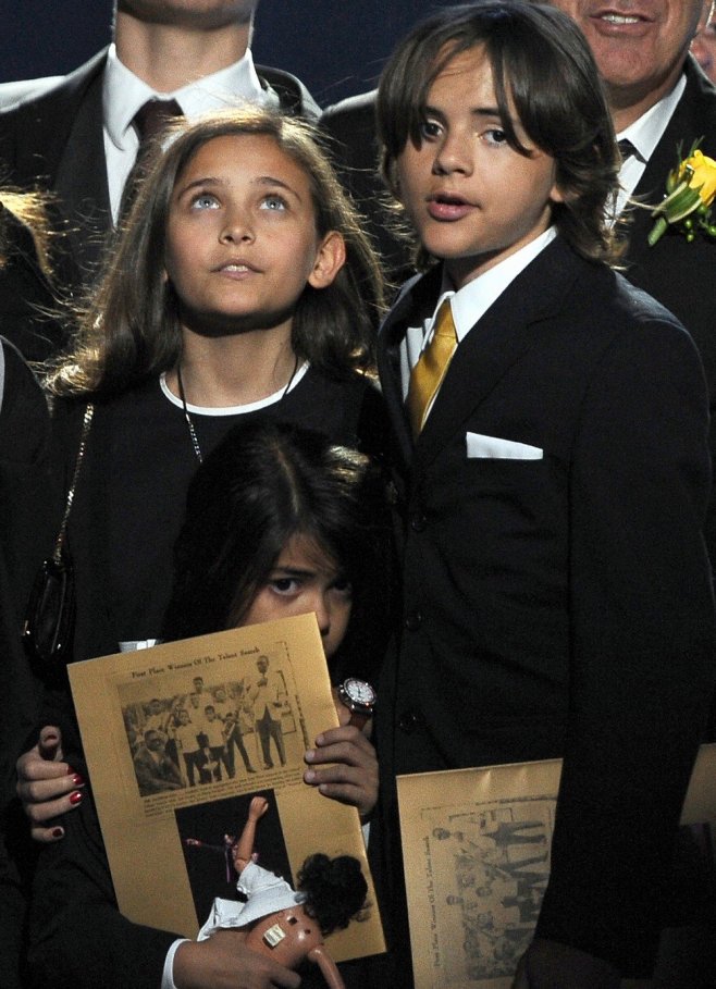 Les enfants de Michael Jackson lors de ses obsèques