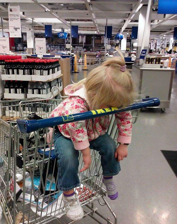 Cette petite n'a pas l'air d'apprécier sa sortie chez IKEA