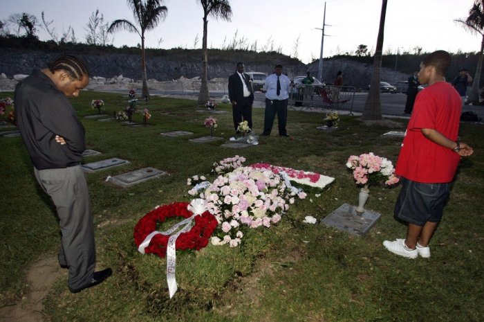 Les locaux sur la tombe de l'actrice en 2007