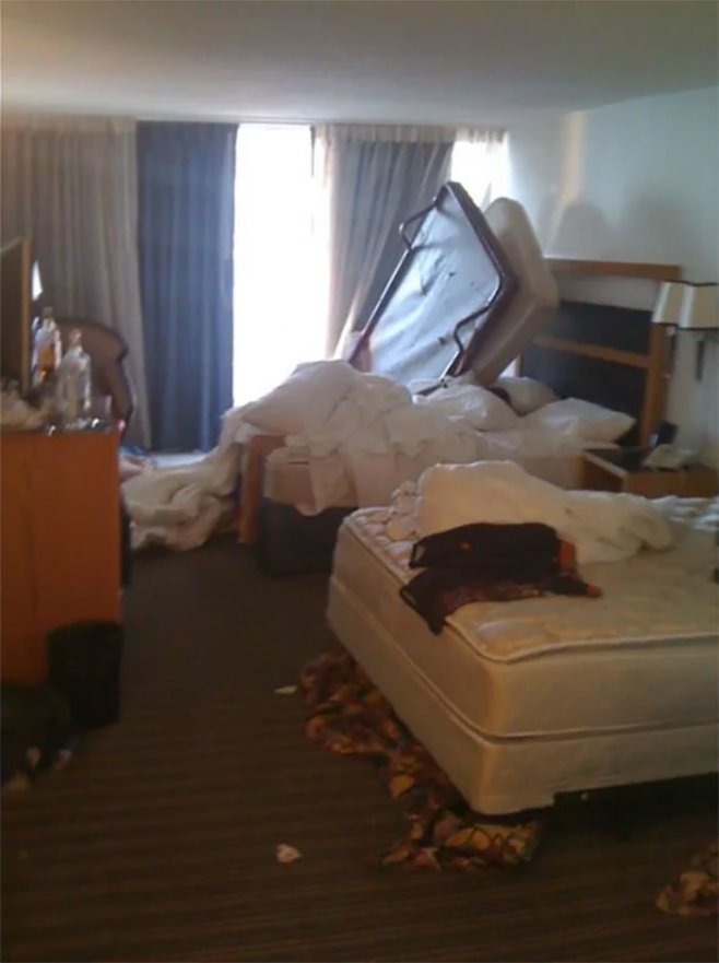 On dirait qu'une tornade est passée dans cette chambre d'hôtel !