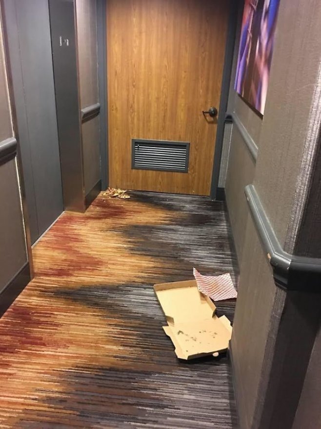 Un client a laissé sa pizza (déjà entamée) dans le couloir