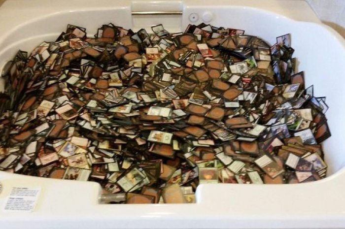 Une baignoire remplie de cartes à jouer