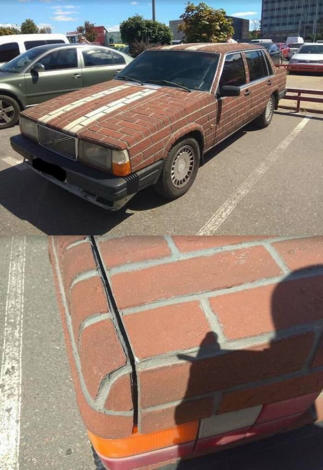 Une voiture camouflage briques 