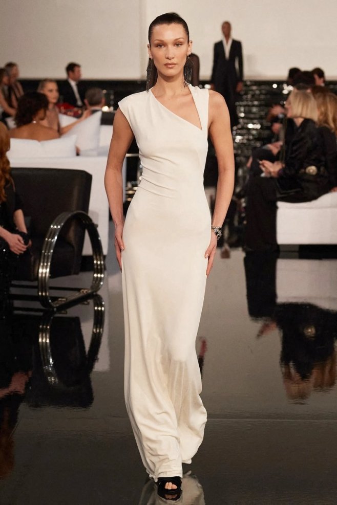 Bella Hadid divine en robe blanche pour Ralph Lauren