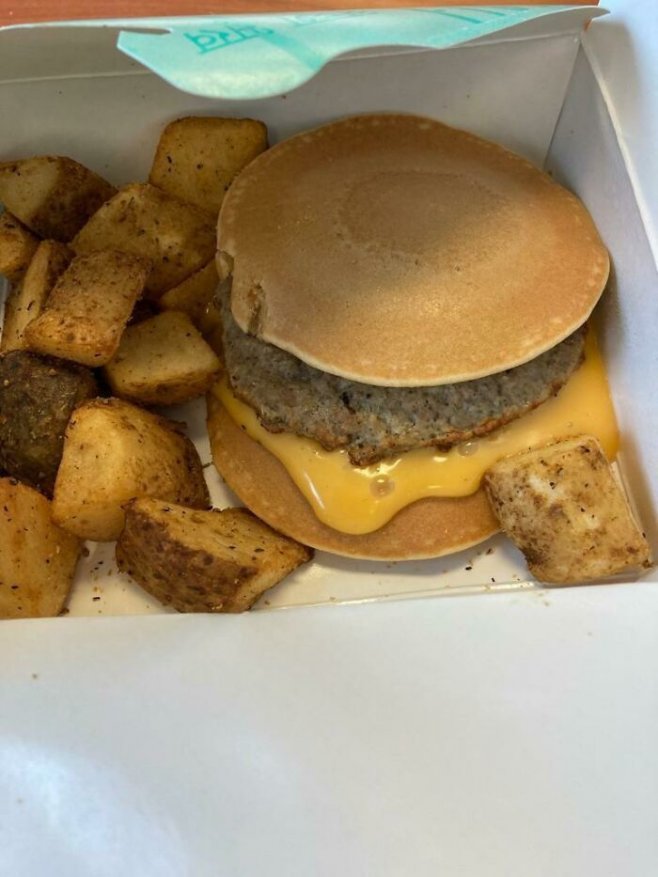 Au menu pour le petit-déjeuner à l'école : pancake saucisse et burger au fromage