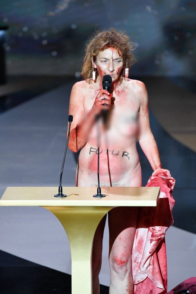 La star s'est mise à nu devant l'assemblée