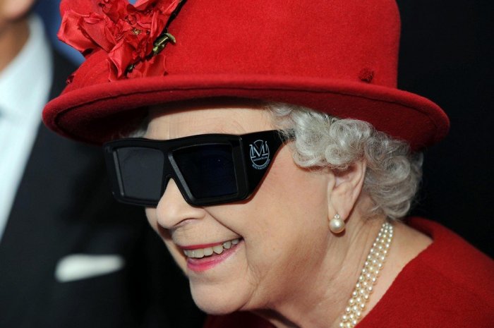 Elizabeth II avec des lunettes 3D