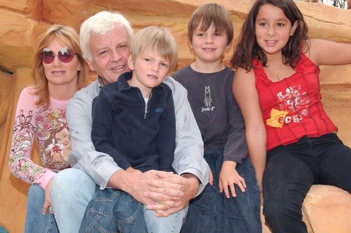 Jacques Perrin en famille à Paris en 2004