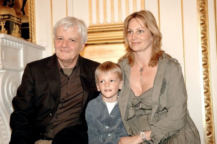 Jacques Perrin avec sa femme et leur jeune fils en 2005