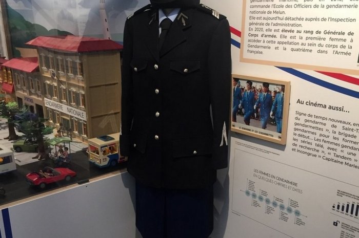 L'uniforme féminin officiel des gendarmes