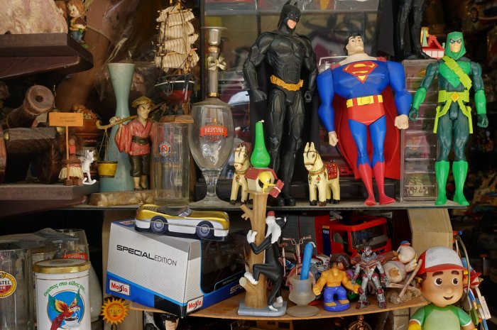 Des objets en plastique : jouets, figurines, stylos