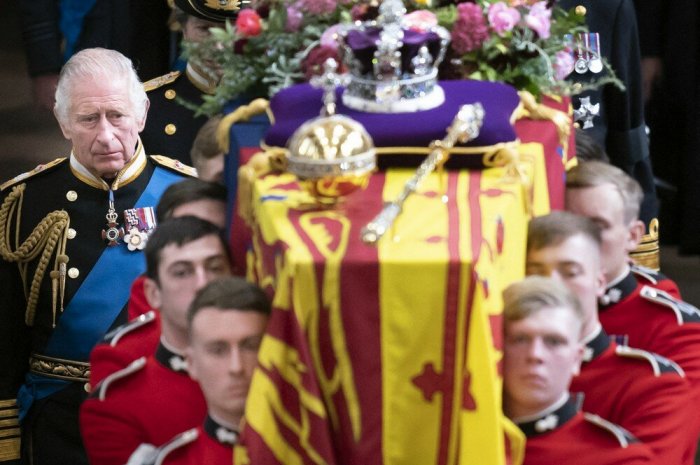 Le prince Charles lors des funérailles de sa mère