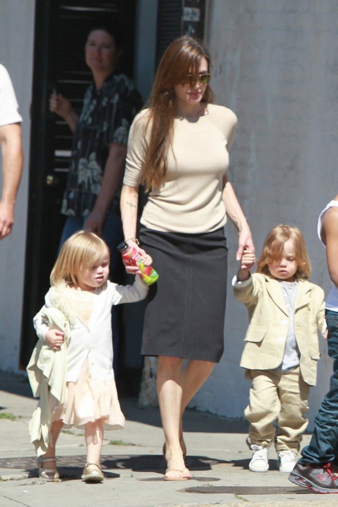 Angelina Jolie et ses jumeaux en 2011