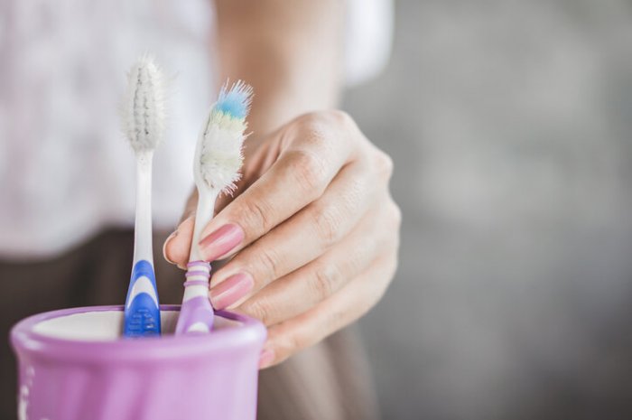 Utiliser une brosse à dents rigide 