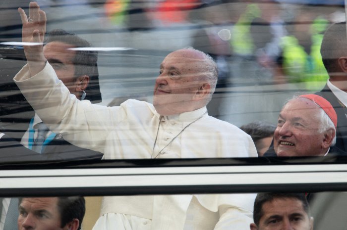 2/ Dans quel stade français le pape François a-t-il célébré une grande messe ?
