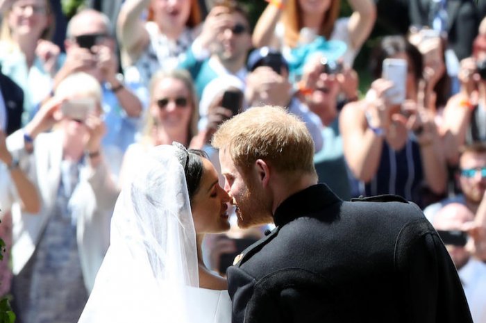 Mariage du Prince Harry et de Meghan Markle : quand Harry embrasse Meghan