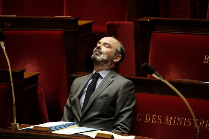 Un peu fatigué, Edouard Philippe profite d'une pause sur les bancs de l'Assemblée nationale