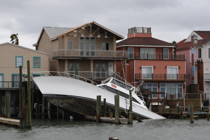Un bateau littérallement échoué, Houston (Etats-Unis)