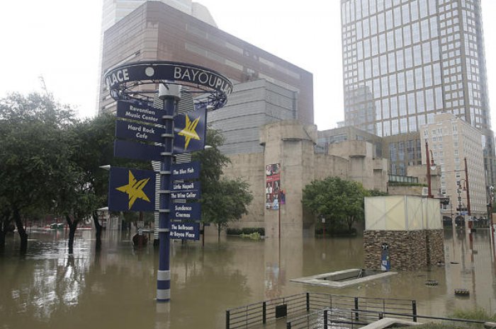 Une voiture à peine visible sous l'eau, Houston (Etats-Unis)