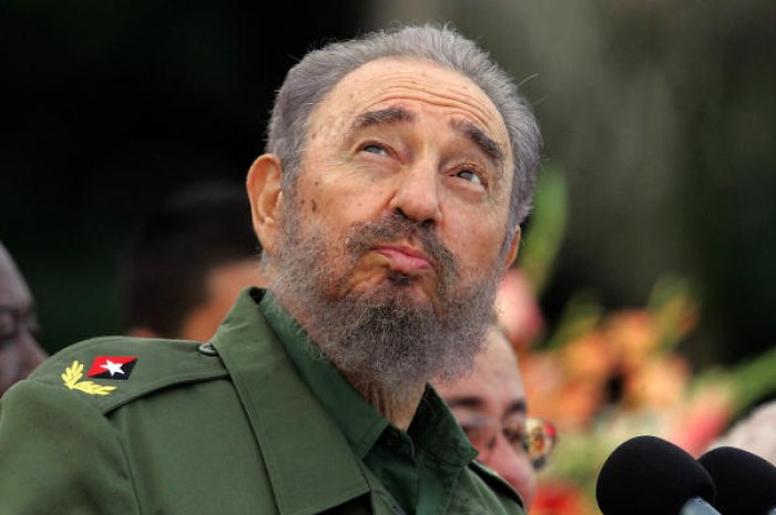 Fidel Castro : 35 000