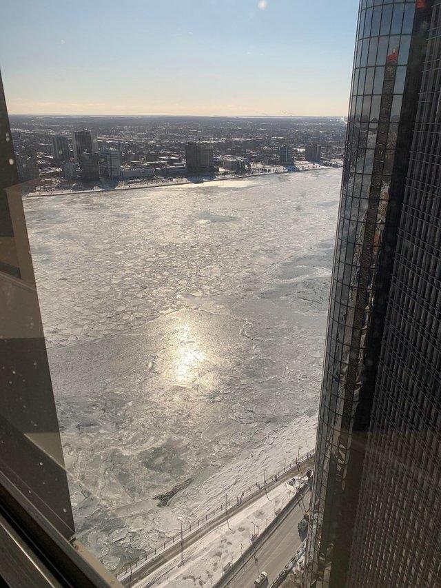 La rivière Détroit complètement gelée