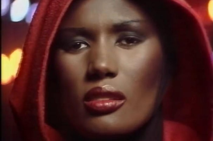 Grace Jones dans son clip "Private Life" en 1980
