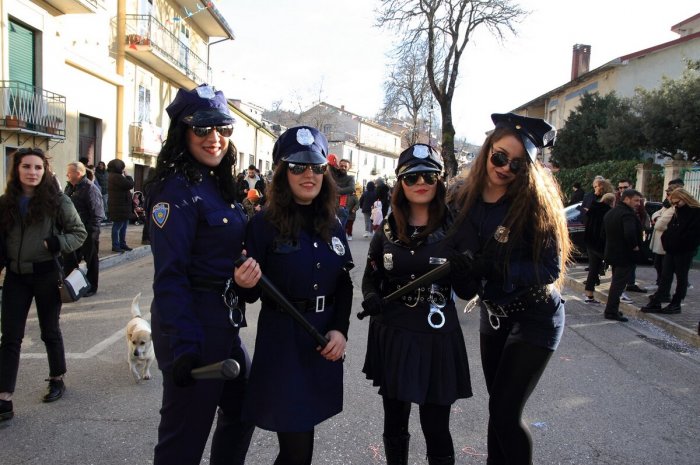 Les policières au carnaval : cliché total !