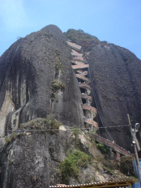 Photos : découvrez l'étonnant Penon de Guatapé et son interminable escalier