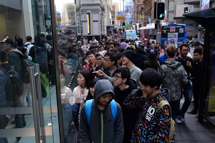 Les fans d'Apple attendent dans la bonne humeur à Sydney