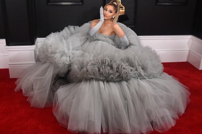 La chanteuse Ariana Grande dans une robe gigantesque