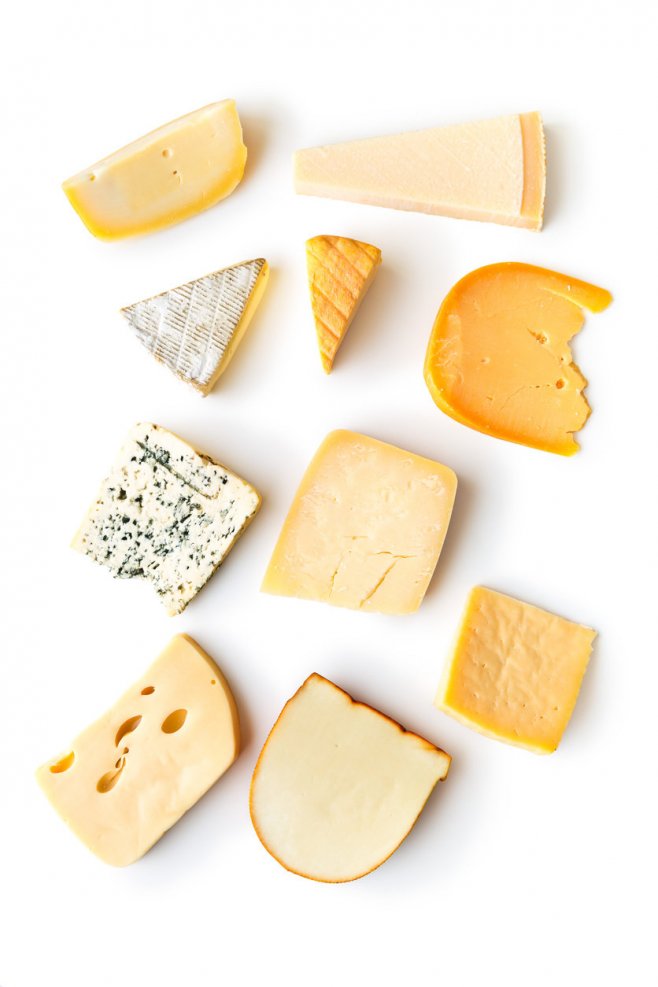 Les fromages à pâte molle (camembert, chèvre, brebis) et pâte persillée (roquefort, bleu)
