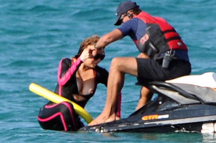 Mariah Carey se retrouve la poitrine à l'air en Sardaigne